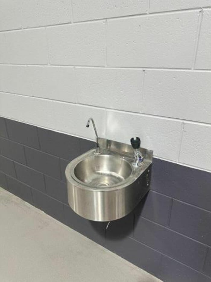 Photograph of For drinking fountain although colour contrast is present. There is no tactile (inc. Braille) signage.